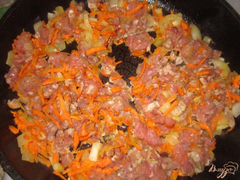 Фото приготовление рецепта: Макароны с фаршем и фасолью в томате шаг №2