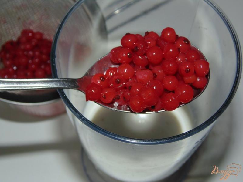 Фото приготовление рецепта: Смузи на домашнем йогурте с красной смородиной шаг №3