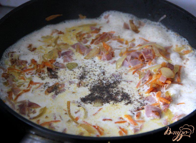 Фото приготовление рецепта: Быстрый сливочный суп с макаронами, ветчиной и сухариками шаг №2