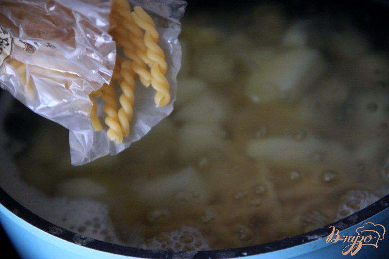 Фото приготовление рецепта: Быстрый сливочный суп с макаронами, ветчиной и сухариками шаг №4