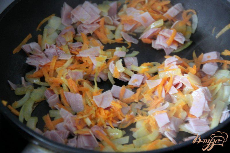 Фото приготовление рецепта: Быстрый сливочный суп с макаронами, ветчиной и сухариками шаг №1