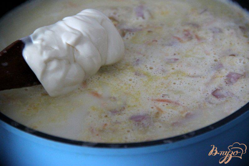 Фото приготовление рецепта: Быстрый сливочный суп с макаронами, ветчиной и сухариками шаг №5
