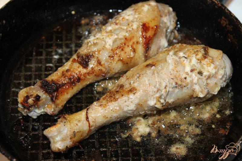 Фото приготовление рецепта: Сытный ужин из запеченных куриных ножек и картофеля шаг №3