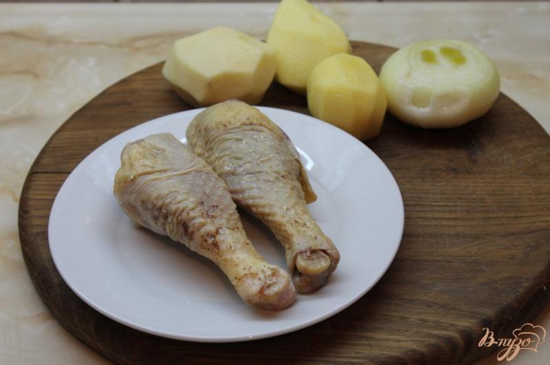 Фото приготовление рецепта: Сытный ужин из запеченных куриных ножек и картофеля шаг №1