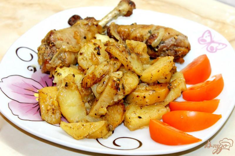 Фото приготовление рецепта: Сытный ужин из запеченных куриных ножек и картофеля шаг №6