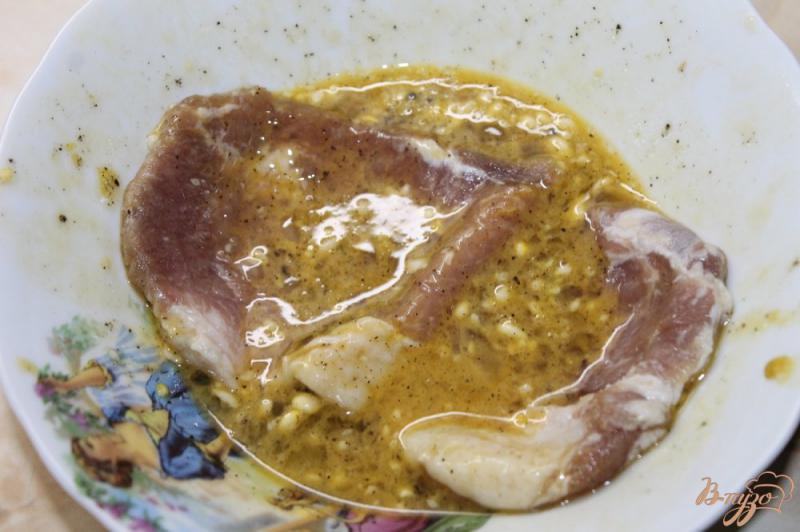 Фото приготовление рецепта: Свиная отбивная с жаренными шампиньонами и сыром шаг №3