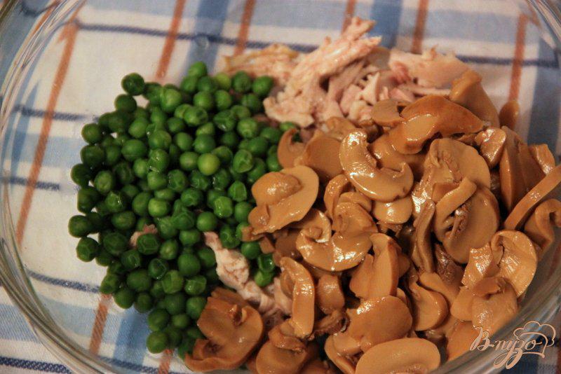 Фото приготовление рецепта: Салат из курицы и риса «Деревенский» шаг №2