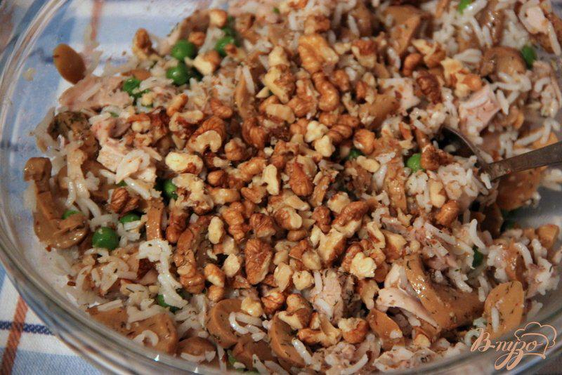 Фото приготовление рецепта: Салат из курицы и риса «Деревенский» шаг №4
