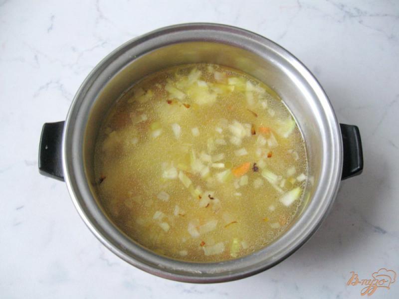 Фото приготовление рецепта: Вегетарианский суп с вермишелью и грибами шаг №3