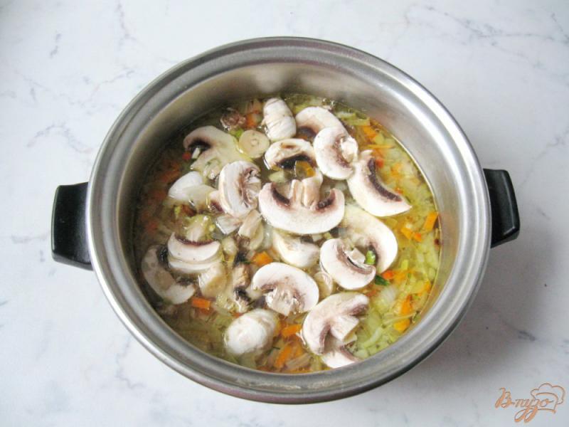 Фото приготовление рецепта: Вегетарианский суп с вермишелью и грибами шаг №4