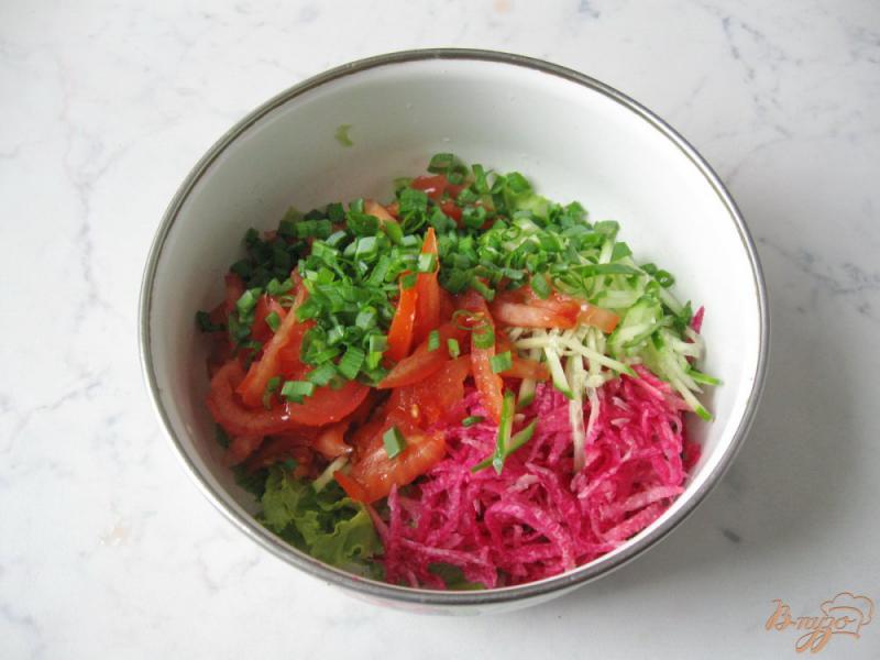 Фото приготовление рецепта: Салат из  редьки с помидорами и огурцами шаг №5