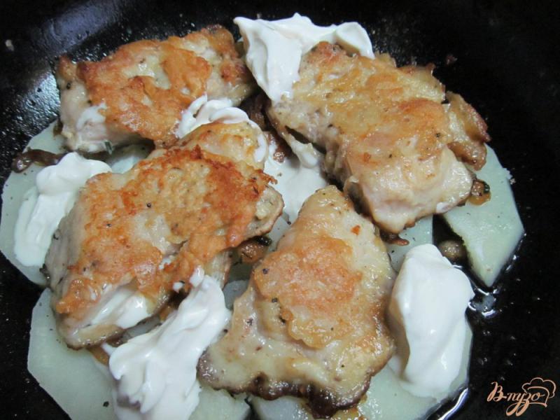 Фото приготовление рецепта: Жаренный линь с картофелем шаг №5