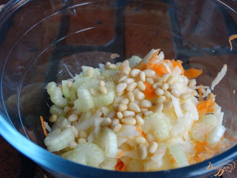Фото приготовление рецепта: Салат с сельдереем, морковью и кедровыми орешками шаг №4
