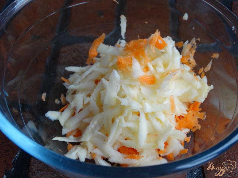 Фото приготовление рецепта: Салат с сельдереем, морковью и кедровыми орешками шаг №2