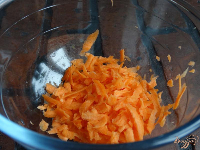 Фото приготовление рецепта: Салат с сельдереем, морковью и кедровыми орешками шаг №1