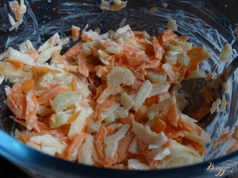 Фото приготовление рецепта: Салат с сельдереем, морковью и кедровыми орешками шаг №6