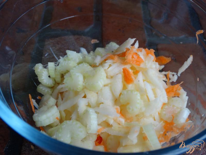 Фото приготовление рецепта: Салат с сельдереем, морковью и кедровыми орешками шаг №3
