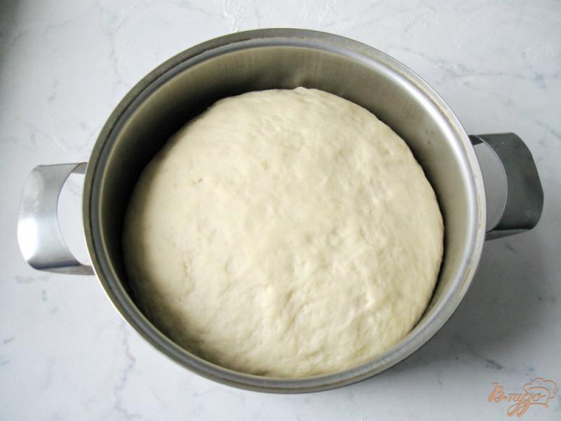 Фото приготовление рецепта: Сдобный пирог с черносмородиновым джемом шаг №2