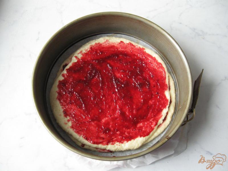 Фото приготовление рецепта: Сдобный пирог с черносмородиновым джемом шаг №5