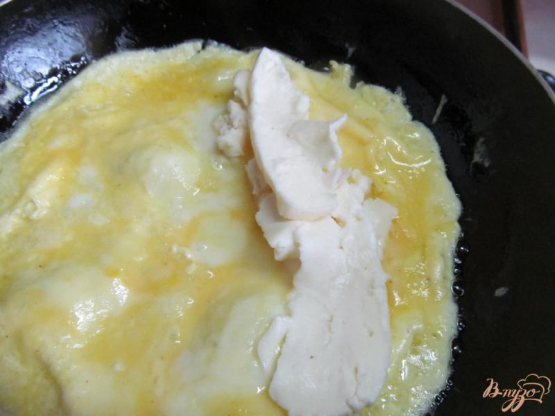 Фото приготовление рецепта: Яйцо сыр копчености в лаваше шаг №3
