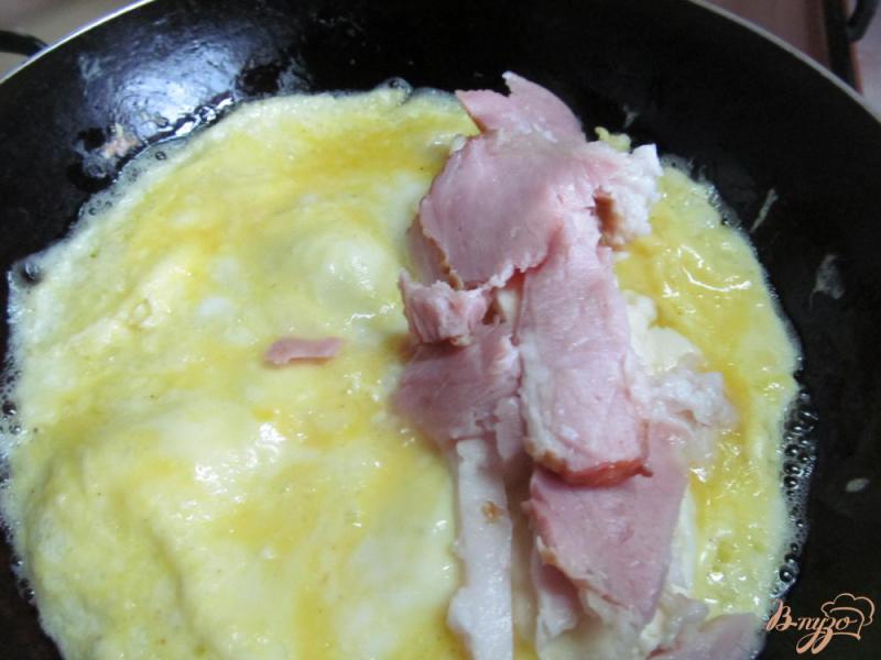 Фото приготовление рецепта: Яйцо сыр копчености в лаваше шаг №4