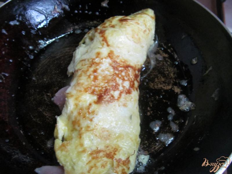Фото приготовление рецепта: Яйцо сыр копчености в лаваше шаг №5