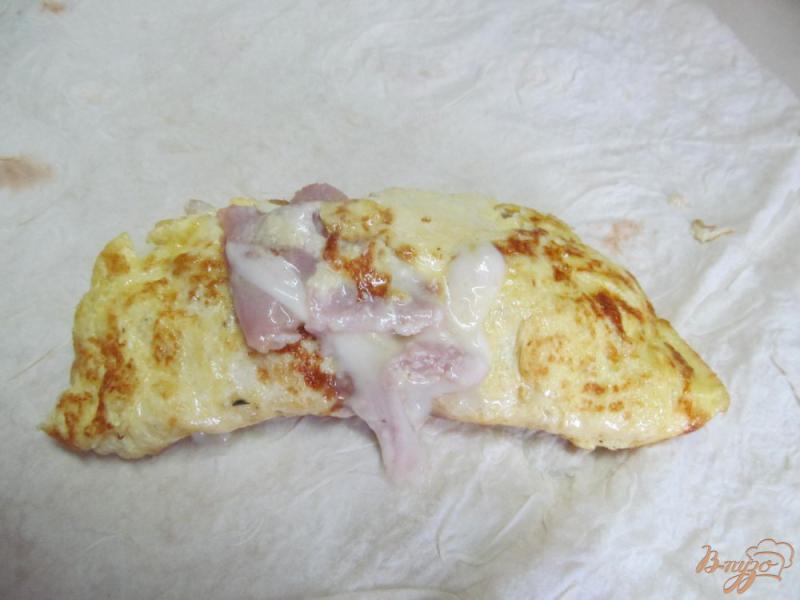 Фото приготовление рецепта: Яйцо сыр копчености в лаваше шаг №6
