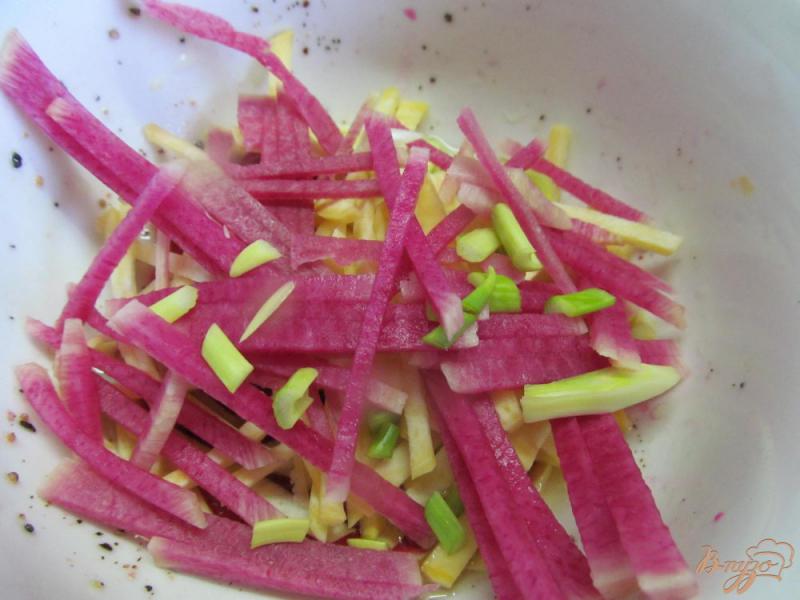 Фото приготовление рецепта: Зимний салат с редькой и репой шаг №5