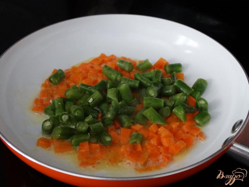 Фото приготовление рецепта: Теплый салат с пенне, опятами и овощами шаг №2