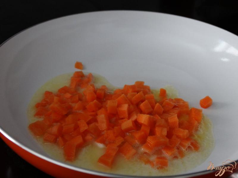 Фото приготовление рецепта: Теплый салат с пенне, опятами и овощами шаг №1