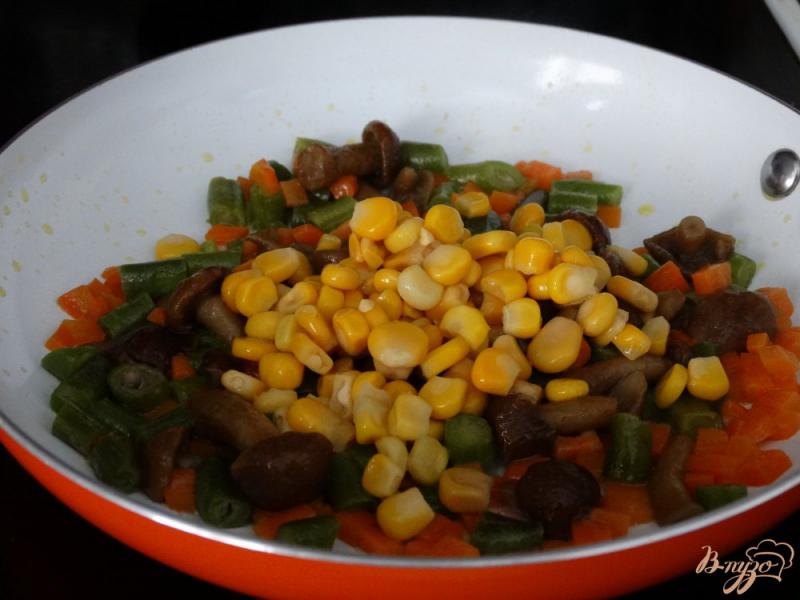 Фото приготовление рецепта: Теплый салат с пенне, опятами и овощами шаг №4