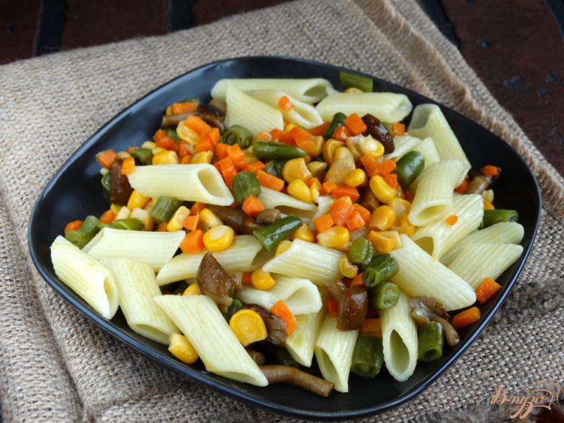 Фото приготовление рецепта: Теплый салат с пенне, опятами и овощами шаг №6