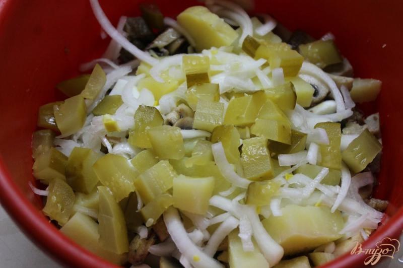 Фото приготовление рецепта: Салат со свининой, картофелем и сыром шаг №3