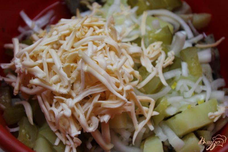 Фото приготовление рецепта: Салат со свининой, картофелем и сыром шаг №4
