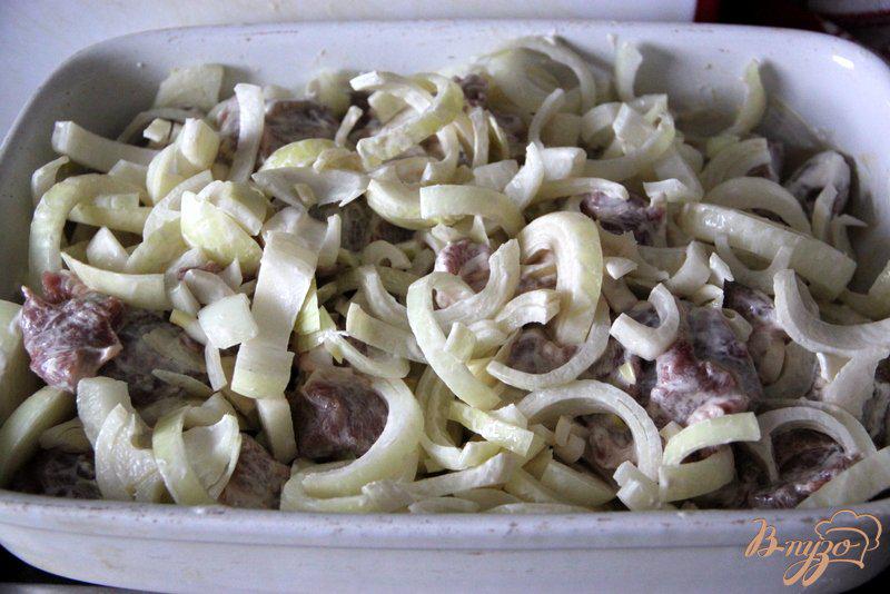 Фото приготовление рецепта: Свинина, запеченная  с луком шаг №2