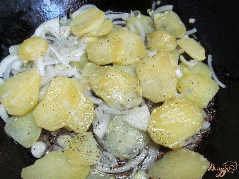 Фото приготовление рецепта: Жаренный картофель по-лионски шаг №6