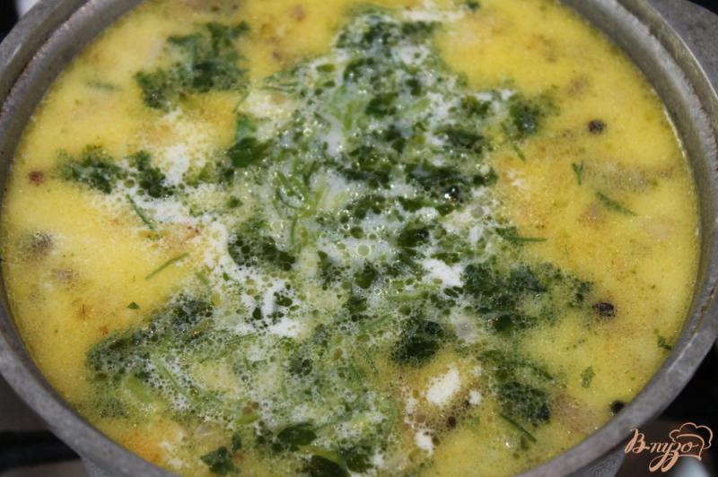 Фото приготовление рецепта: Суп с плавленным сыром и грибами шаг №7