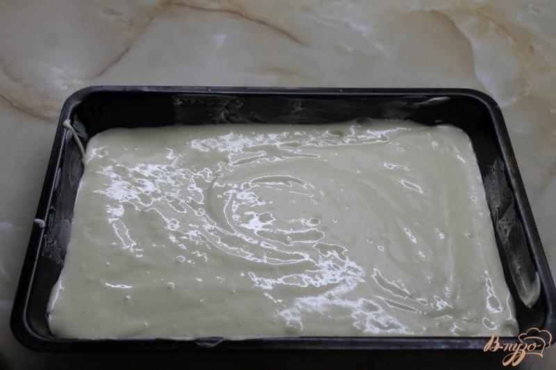 Фото приготовление рецепта: Бисквитный торт с творожной начинкой и киви в шоколаде шаг №7
