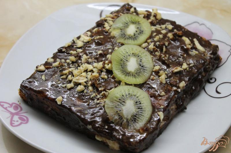 Фото приготовление рецепта: Бисквитный торт с творожной начинкой и киви в шоколаде шаг №14