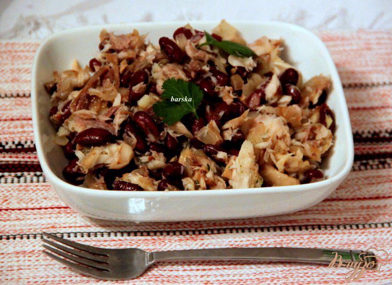 Фото приготовление рецепта: Салат из фасоли и копченой скумбрии шаг №5