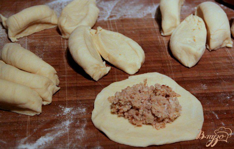 Фото приготовление рецепта: Пирожки с отварным мясом шаг №4
