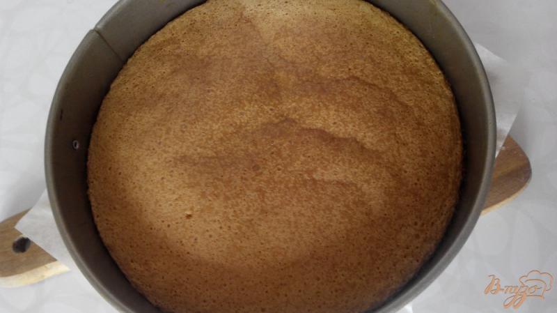 Фото приготовление рецепта: Бисквитный торт со сметанным кремом и клубникой шаг №3
