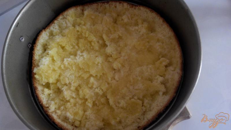 Фото приготовление рецепта: Бисквитный торт со сметанным кремом и клубникой шаг №6
