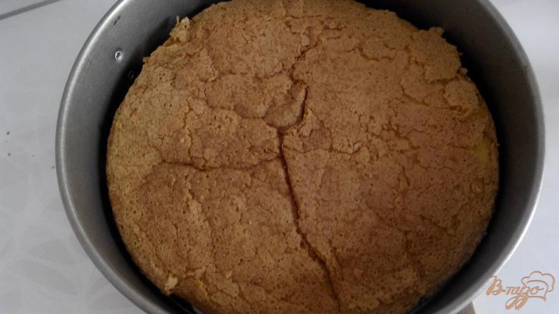 Фото приготовление рецепта: Бисквитный торт со сметанным кремом и клубникой шаг №9