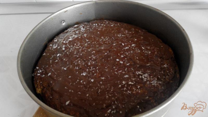 Фото приготовление рецепта: Бисквитный торт со сметанным кремом и клубникой шаг №10