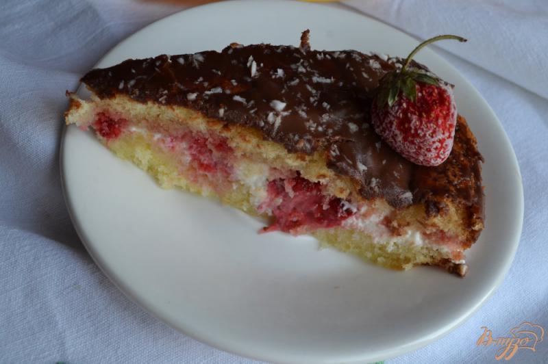 Фото приготовление рецепта: Бисквитный торт со сметанным кремом и клубникой шаг №11