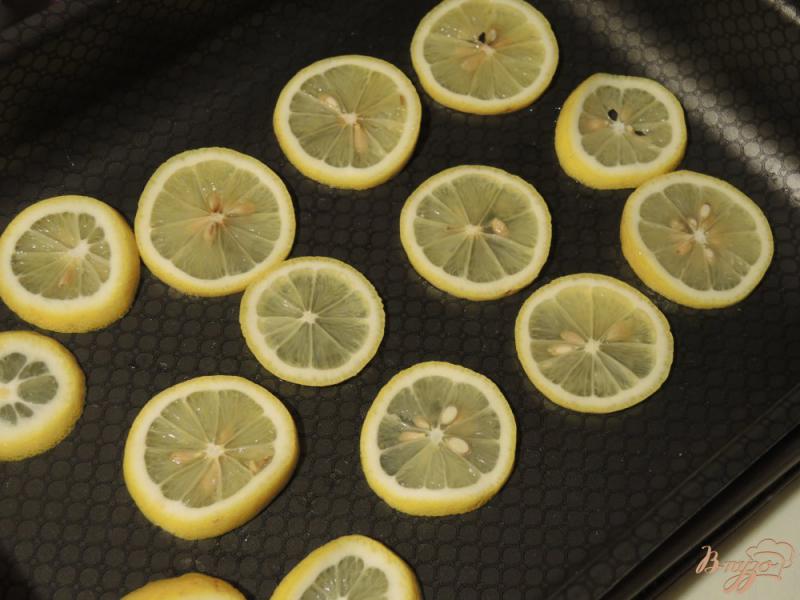Фото приготовление рецепта: Курица запеченная с лимонами и луком шаг №4