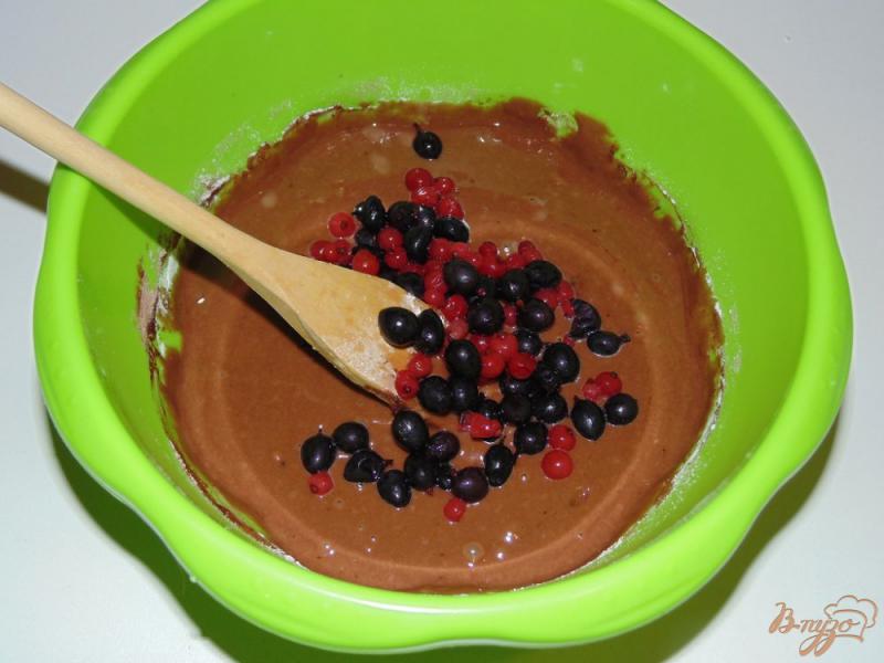 Фото приготовление рецепта: Шоколадный кекс Ягодка шаг №4