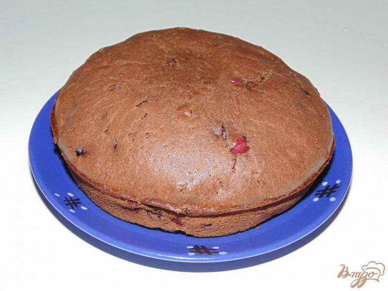 Фото приготовление рецепта: Шоколадный кекс Ягодка шаг №6