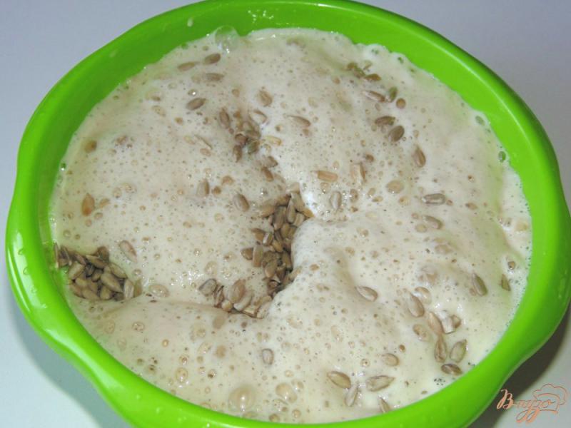 Фото приготовление рецепта: Белый домашний хлеб с семечками шаг №2
